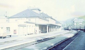 Krynica - widok na perony i budynek stacyjny